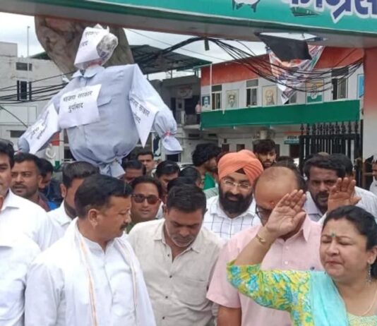 मणिपुर प्रकरण को लेकर महिला कांग्रेस ने किया पुतला दहन