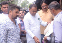 मेयर ने सब्जी मंडी में लोगों को कपड़े के बैग वितरित किए