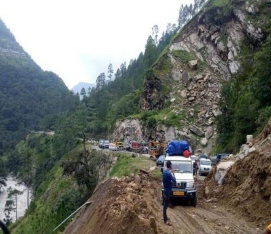 गंगोत्री नेशनल हाईवे आठ घंटे रहा अवरुद्ध