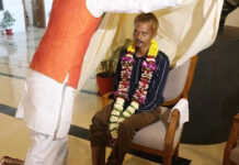 पेशाब कांड: पीड़ित दशमत रावत को सुदामा कहकर सीएम शिवराज चैहान ने धोए पैर