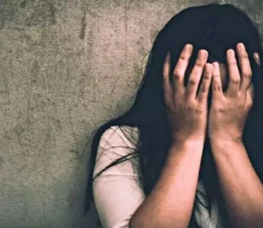 चलती बस में शिक्षिका पर स्प्रे छिड़कर किया बेहोश, फिर की अश्लील हरकत