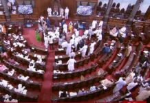 संसद में गतिरोध को लेकर राजनाथ सिंह ने मल्लिकार्जुन खरगे से फोन पर की बात