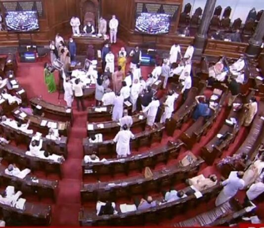 संसद में गतिरोध को लेकर राजनाथ सिंह ने मल्लिकार्जुन खरगे से फोन पर की बात
