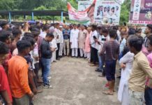 ई-रिक्शा चालकों ने परिवहन विभाग कार्यालय में किया प्रदर्शन