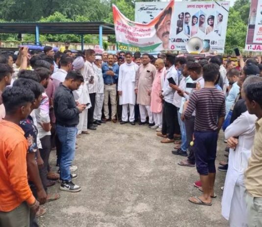 ई-रिक्शा चालकों ने परिवहन विभाग कार्यालय में किया प्रदर्शन