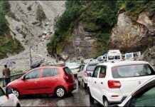 तोता घाटी में बंद हुआ बद्रीनाथ मार्ग, ट्रैफिक डायवर्ट