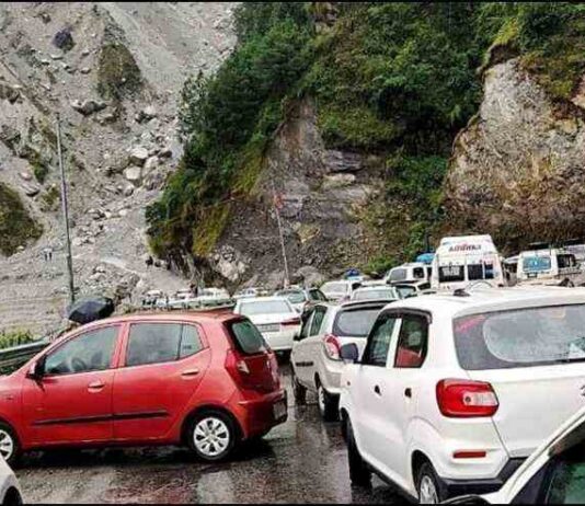 तोता घाटी में बंद हुआ बद्रीनाथ मार्ग, ट्रैफिक डायवर्ट