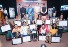 सीएम धामी ने 14 वीरांगनाओं को तीलू रौतेली पुरस्कार से नवाज़ा
