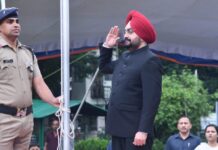 मुख्य सचिव ने सचिवालय में ध्वजारोहण कर दी शुभकामनाएं