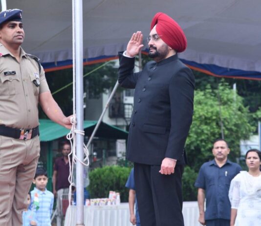 मुख्य सचिव ने सचिवालय में ध्वजारोहण कर दी शुभकामनाएं