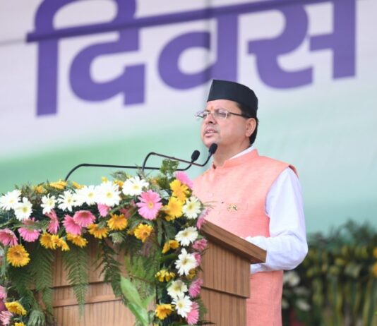 मुख्यमंत्री ने परेड ग्राउण्ड में किया ध्वजारोहण, राज्यहित में की 13 घोषाणाएं