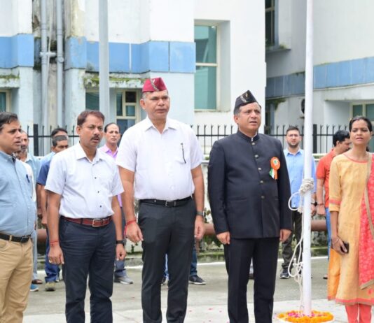 सूचना निदेशालय में महानिदेशक बंशीधर तिवारी ने किया ध्वजारोहण