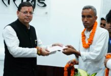 सीएम धामी ने वितरित किए 17 किसानों को भूमि एवं वृक्षों के मुआवजे के चेक