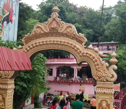 नाग पंचमी पर टपकेश्वर मंदिर पहंचे बड़ी संख्या में श्रद्धालु