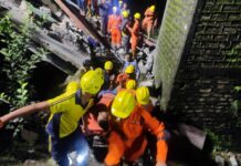 आवासीय भवन टूटने से 7 लोग मलबे में दबे 2 की मौत, 5 घायल