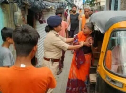 सास के गर्म पानी फेंकने से बुरी तरह झुलसी बहु,सास हिरासत में