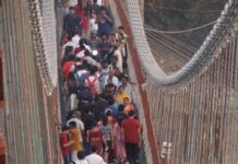 रामझूला पुल पर्यटकों की आवाजाही के लिए बंद