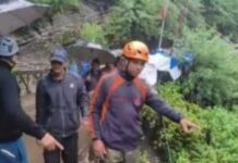 भारी बारिश के बीच भूस्खलन से गौरीकुंड में भारी तबाही, तीन दुकानें बही, 13 लोग लापता