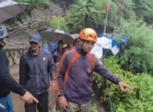 भारी बारिश के बीच भूस्खलन से गौरीकुंड में भारी तबाही, तीन दुकानें बही, 13 लोग लापता