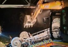 रेलिंग तोड़कर नदी में गिरा ट्रक, चालक लापता