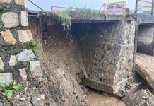सुसवा नदी पर बने पुल के एप्रोच रोड का हिस्सा धंसा