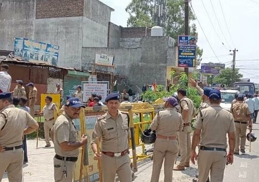 कड़ी सुरक्षा व्यवस्था के बीच ध्वस्त की दो मजारें