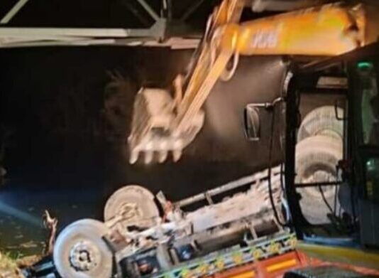 रेलिंग तोड़कर नदी में गिरा ट्रक, चालक लापता