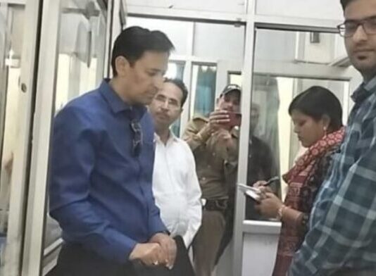 कुमांऊ आयुक्त ने रजिस्ट्रार ऑफिस में की छापेमारी