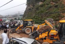 चलती कार के ऊपर गिरा मलबा, तीन लोग दबे, रेस्क्यू जारी