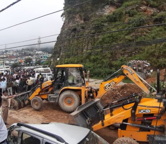 चलती कार के ऊपर गिरा मलबा, तीन लोग दबे, रेस्क्यू जारी