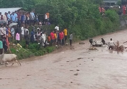 नदी में बही कार,चालक ने कूदकर बचाई जान