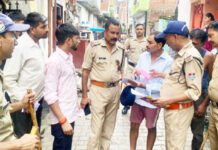 दंपति हत्याकांड के बाद पुलिस सतर्क, बाहरी लोगों का किया सत्यापन