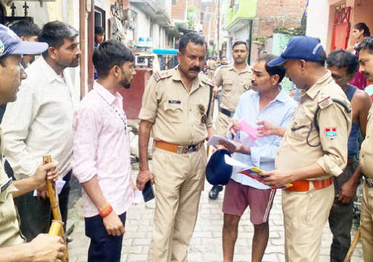 दंपति हत्याकांड के बाद पुलिस सतर्क, बाहरी लोगों का किया सत्यापन