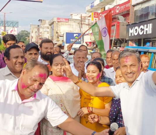 राहुल गांधी की सजा पर रोक के बाद कांग्रेसियों में खुशी की लहर,मिठाई बांटी,मना जश्न