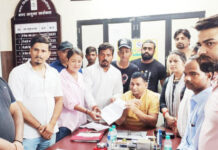 यूथ कांग्रेसियों ने नगर आयुक्त का किया घेराव