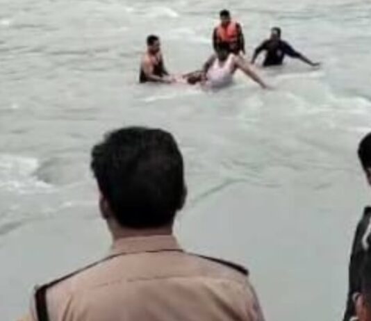 नदी में छलांग लगाकर दी जान