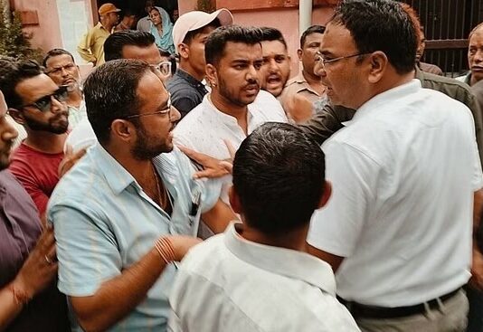 हरिद्वार नगर निगम में बवाल,कार्यालय छोड़कर भागे नगर आयुक्त
