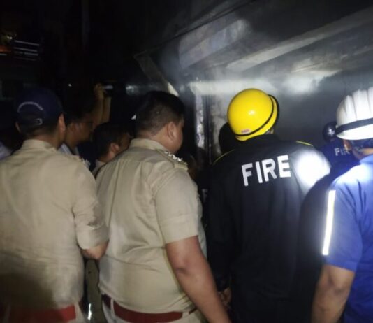 मुख्य बाजार की दुकानों में लगी भीषण आग, लाखों का सामान खाक