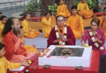 थाईलैंड की फिल्म अभिनेत्री ने किया वेदमंत्रों के साथ शिवाभिषेक