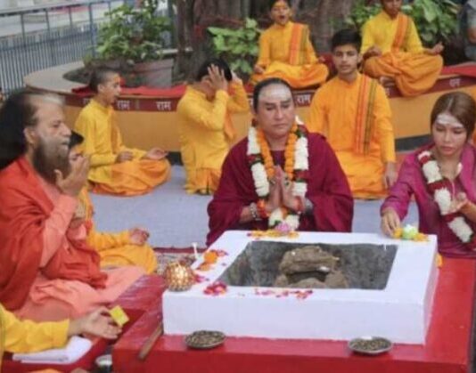 थाईलैंड की फिल्म अभिनेत्री ने किया वेदमंत्रों के साथ शिवाभिषेक