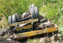 ट्रेलर वाहन खाई में गिरने से सवार जेसीबी ऑपरेटर की मौत