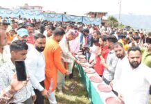 सतपाल महाराज ने किया दसऊ मंदिर में भण्डारे का आयोजन