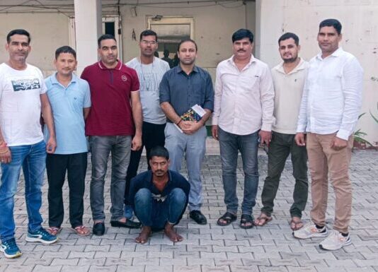 पुलिसकर्मी की आंख फोड़कर फरार हुआ 50 हजार का ईनामी गिरफ्तार