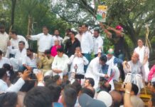 किसानों का मुआवजा बढ़ाने को लेकर कांग्रेसियों का सीएम आवास पर धरना