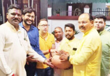 मेरी माटी मेरा देश कार्यक्रम को लेकर सेनानी परिवारों के घर से की मिट्टी एकत्रित