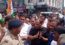 कांग्रेसियों ने लगाया पुलिस पर पुतला चोरी करने का आरोप, जमकर हंगामा