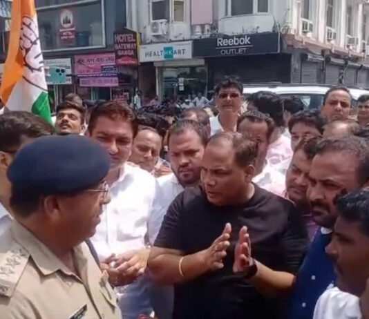 कांग्रेसियों ने लगाया पुलिस पर पुतला चोरी करने का आरोप, जमकर हंगामा