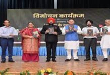सीएम ने राज्यपाल के अभिभाषणों के संकलन पर आधारित पुस्तक ‘आत्मा के स्वर’ का किया विमोचन