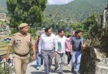 स्वास्थ्य सचिव डॉ आर राजेश कुमार ने परखी पौड़ी में स्वास्थ्य सुविधाओं की जमीनी हकीकत, खामियों पर लगाई अधिकारियों को फटकार