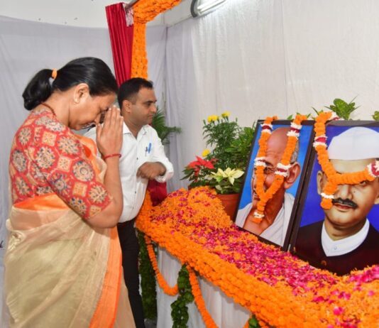 एसीएस राधा रतूड़ी ने सचिवालय में महात्मा गांधी व लाल बहादुर शास्त्री को दी श्रद्धांजलि